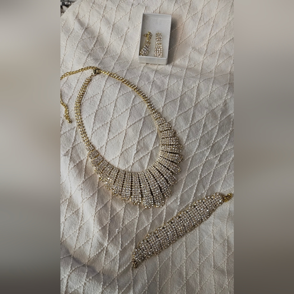 Elegant Gold Tone Necklace, Earring, and Bracelet Set